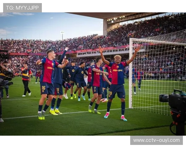 巴萨球迷诺坎普巨型TIFO致敬球队七连胜佳绩