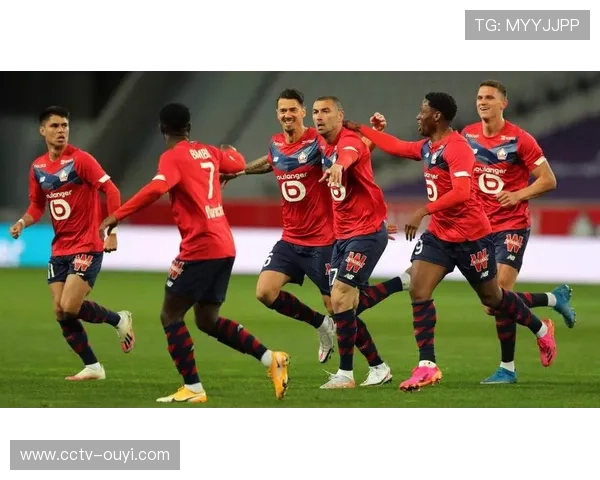 朗斯崛起揭秘：三后卫体系与单线作战优势