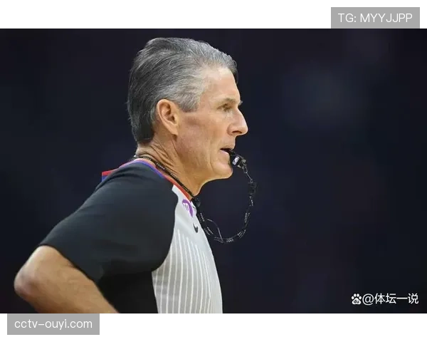 特写镜头：科隆主帅因对一次未吹罚的压迫犯规暴怒，被裁判出示黄牌警告